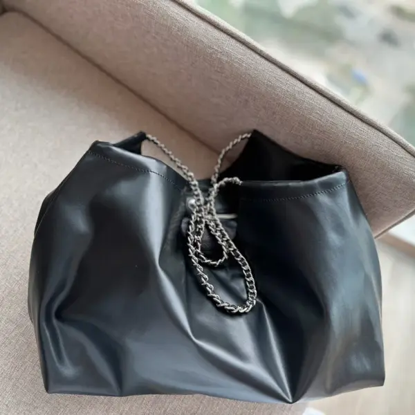 Prada托特的一天. 松弛慵懒的黑银双链条tote包真的爱惨了 prad tote（购物袋）