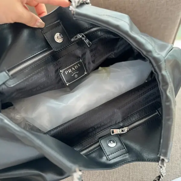 Prada托特的一天. 松弛慵懒的黑银双链条tote包真的爱惨了 prad tote（购物袋）