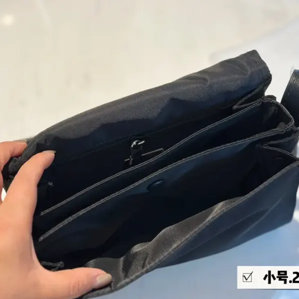 普拉達高仿小號 郵差包—超可愛的size太好看啦！通勤又百搭！無與倫比的好看和高級