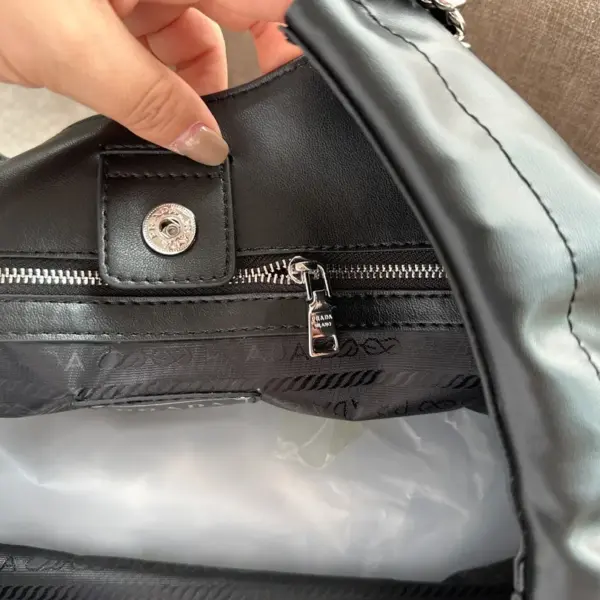 Prada托特的一天. 松弛慵懒的黑银双链条tote包真的爱惨了 prad tote（购物袋）