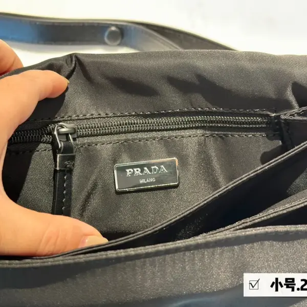 普拉達高仿小號 郵差包—超可愛的size太好看啦！通勤又百搭！無與倫比的好看和高級
