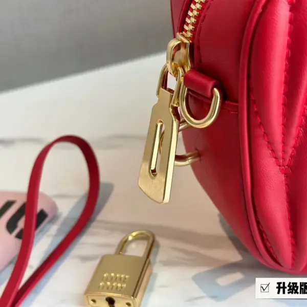miumiu保齡球包包甜度剛好！很難不愛啊啊！可手拎也可斜挎絕對不是小廢包哦!容量足足的