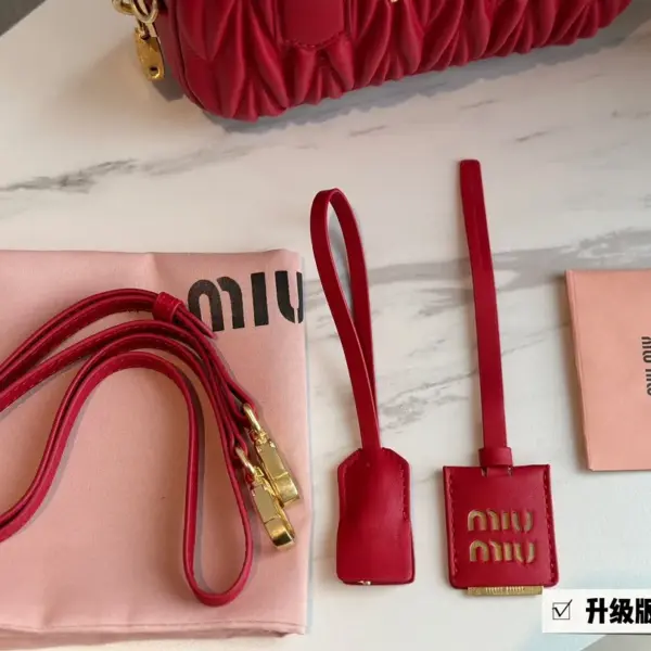 miumiu保齡球包包甜度剛好！很難不愛啊啊！可手拎也可斜挎絕對不是小廢包哦!容量足足的