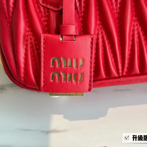 miumiu保齡球包包甜度剛好！很難不愛啊啊！可手拎也可斜挎絕對不是小廢包哦!容量足足的