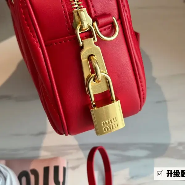 miumiu保齡球包包甜度剛好！很難不愛啊啊！可手拎也可斜挎絕對不是小廢包哦!容量足足的