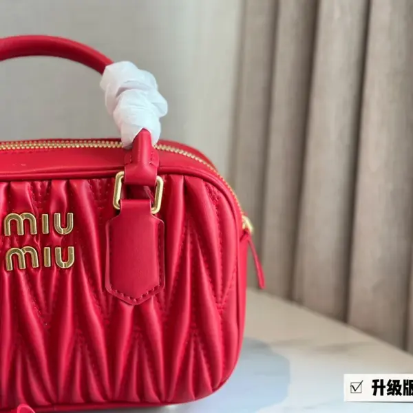 miumiu保齡球包包甜度剛好！很難不愛啊啊！可手拎也可斜挎絕對不是小廢包哦!容量足足的