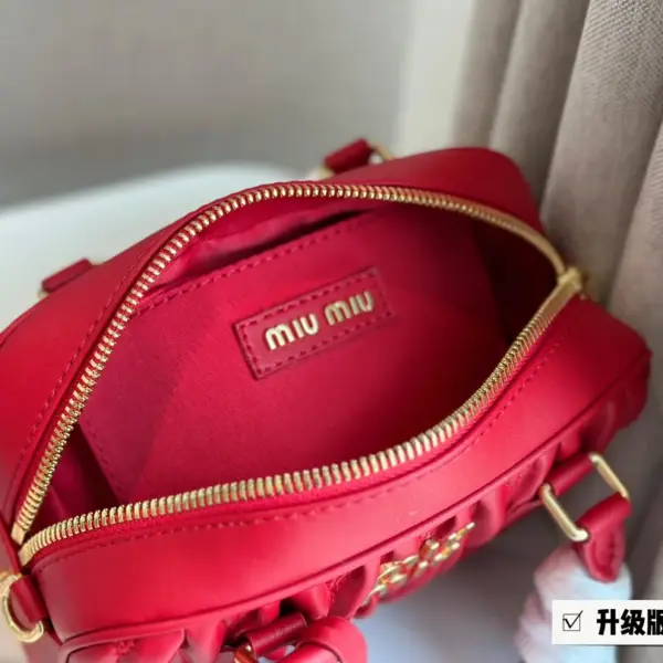miumiu保齡球包包甜度剛好！很難不愛啊啊！可手拎也可斜挎絕對不是小廢包哦!容量足足的