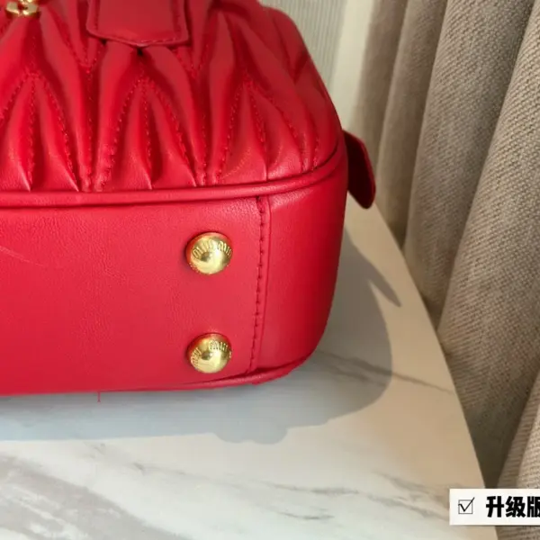 miumiu保齡球包包甜度剛好！很難不愛啊啊！可手拎也可斜挎絕對不是小廢包哦!容量足足的