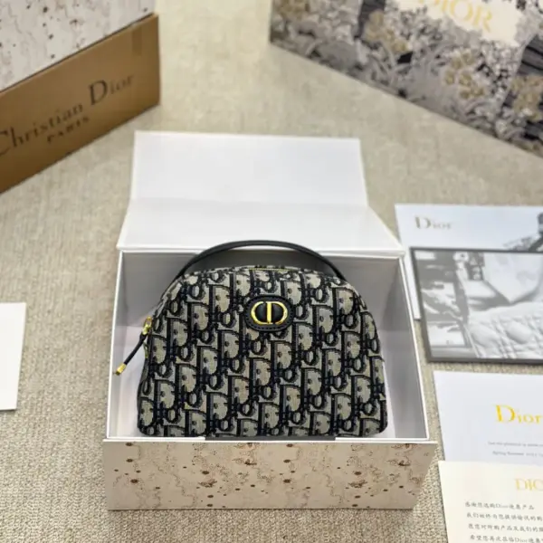 迪奧高仿 DIOR D-Arch Montaigne 貝殼包高仿又是一個小可愛，獨特的包形，搭配經典obliaue 老花布料