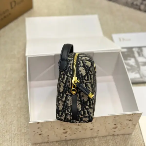 迪奧高仿 DIOR D-Arch Montaigne 貝殼包高仿又是一個小可愛，獨特的包形，搭配經典obliaue 老花布料