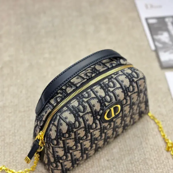迪奧高仿 DIOR D-Arch Montaigne 貝殼包高仿又是一個小可愛，獨特的包形，搭配經典obliaue 老花布料