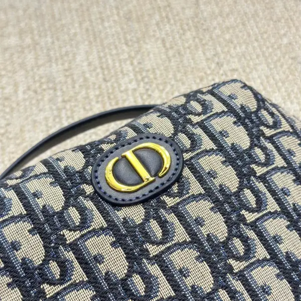 迪奧高仿 DIOR D-Arch Montaigne 貝殼包高仿又是一個小可愛，獨特的包形，搭配經典obliaue 老花布料