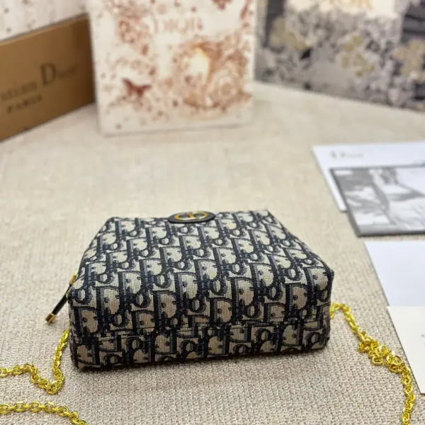 迪奧高仿 DIOR D-Arch Montaigne 貝殼包高仿又是一個小可愛，獨特的包形，搭配經典obliaue 老花布料