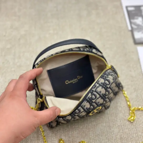 迪奧高仿 DIOR D-Arch Montaigne 貝殼包高仿又是一個小可愛，獨特的包形，搭配經典obliaue 老花布料