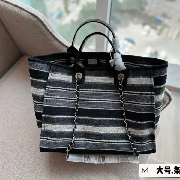 小香家2023 牛仔沙滩包🏖️ 安排！安排！ 今年出的这个沙滩包可太好看了! 水洗做旧款更加有高级感
