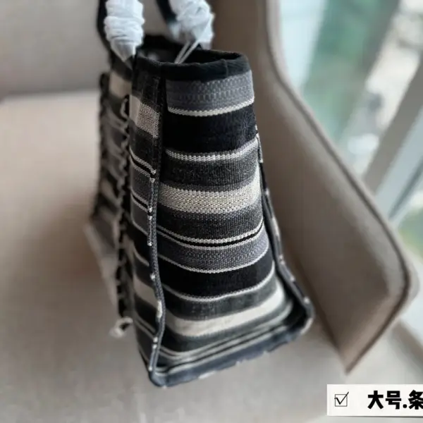 小香家2023 牛仔沙滩包🏖️ 安排！安排！ 今年出的这个沙滩包可太好看了! 水洗做旧款更加有高级感