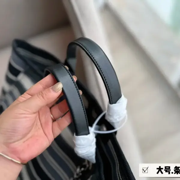 小香家2023 牛仔沙滩包🏖️ 安排！安排！ 今年出的这个沙滩包可太好看了! 水洗做旧款更加有高级感