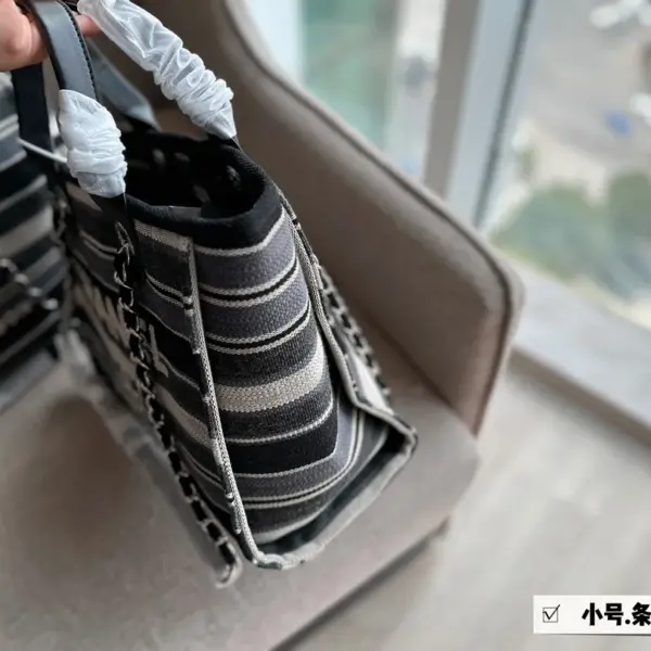 小香家2023 牛仔沙滩包🏖️ 安排！安排！ 今年出的这个沙滩包可太好看了! 水洗做旧款更加有高级感