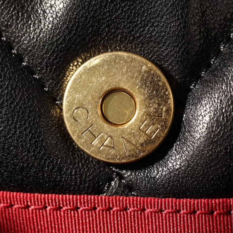 頂級高仿香奈兒19Bag系列黑色小羊皮口蓋包XS，經典重現