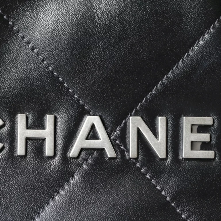高仿官網同款Chanel 22Bag黑銀小號購物袋，頂級復刻版完美再現