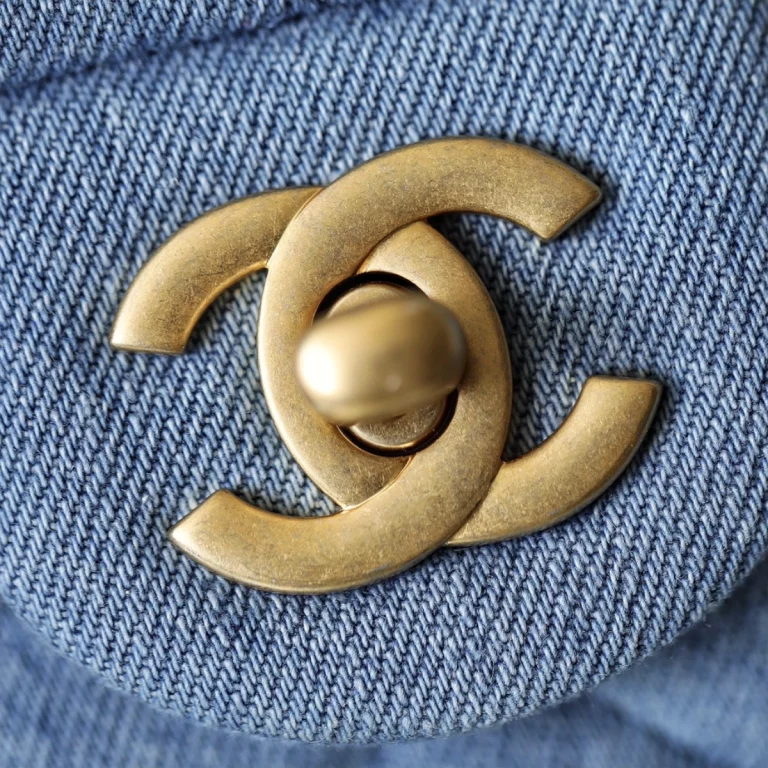 高仿香奈兒22C系列水洗丹寧牛仔小方包，復古潮流再現