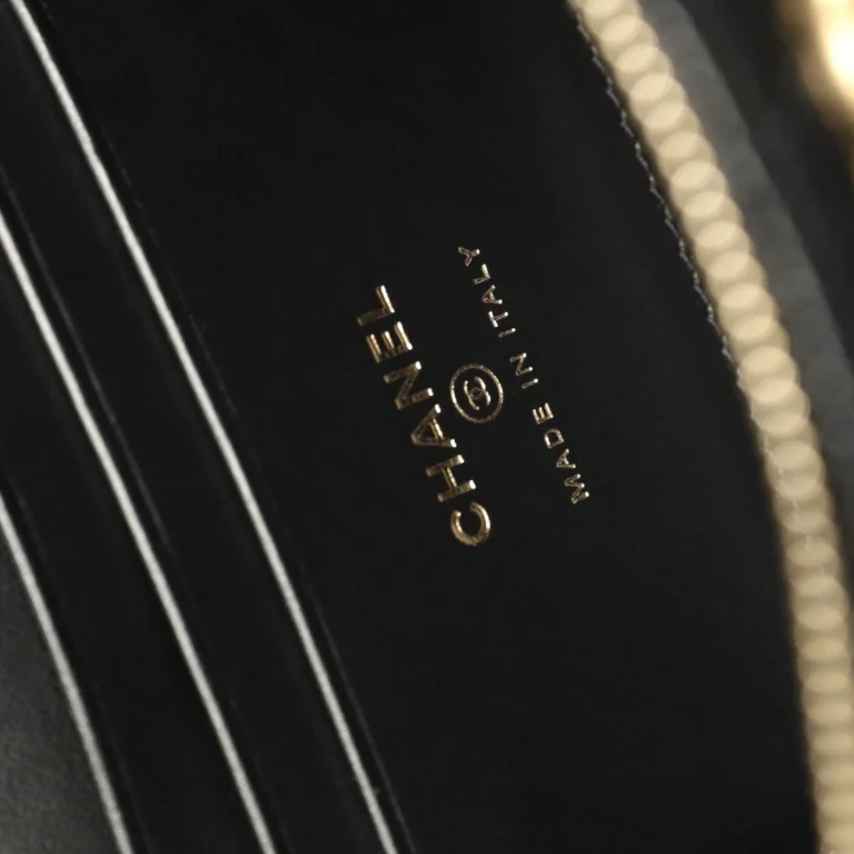 台灣高仿奢侈品Chanel22S黑金化妝包