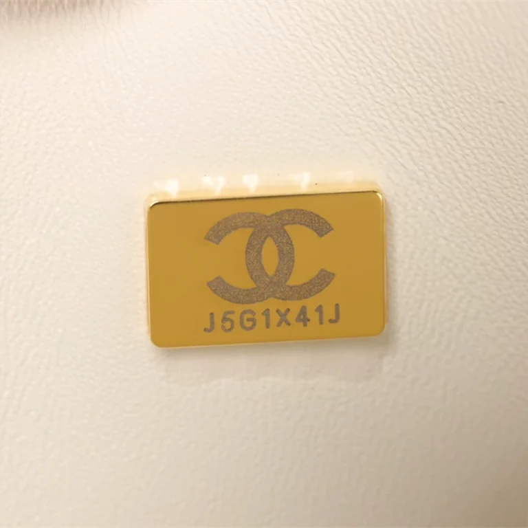 高仿香奈兒CF系列球紋牛皮白色金扣包，經典奢華之選