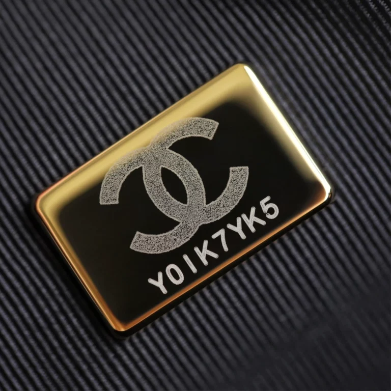 高仿香奈兒超A23S系列漆皮貝殼包，經典奢華之選