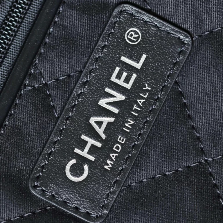 高仿官網同款Chanel 22Bag黑銀小號購物袋，頂級復刻版完美再現