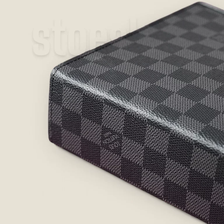 高仿原單LV男款手拿包 - Pochette Voyage系列M41696，棋盤格復刻版