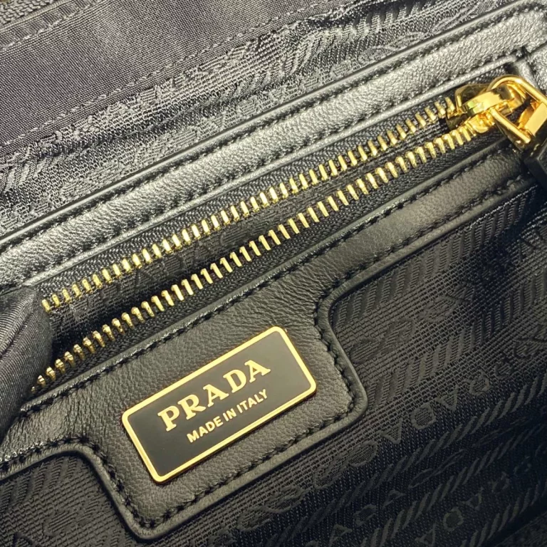 頂級原單高仿普拉達Prada ReEdition系列小號單肩包 - 複刻版購買指南 1BB121A