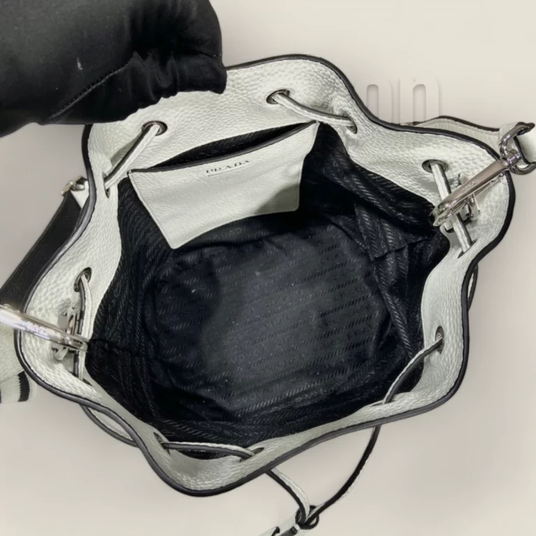 臺灣高仿普拉達Prada水桶袋1BE060白色 - 時尚必備的高品質包包 貨號: 1BE060-2DKV-F0009-V-3OO 14 臺灣高仿普拉達Prada水桶袋1BE060白色 - 時尚必備的高品質包包 貨號: 1BE060-2DKV-F0009-V-3OO