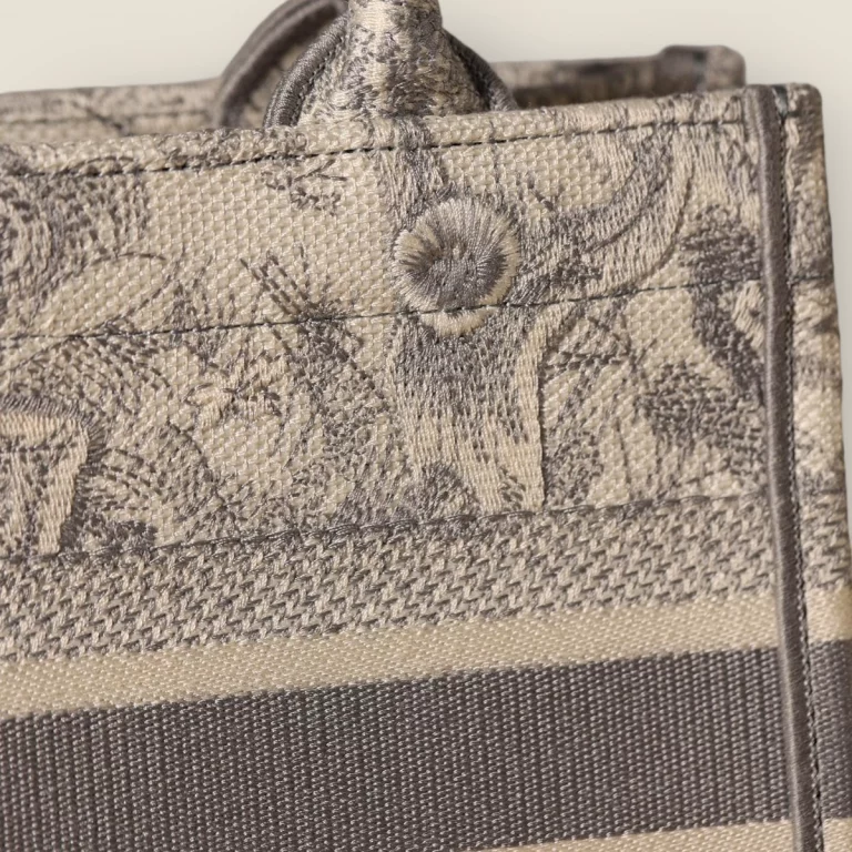 頂級高仿迪奧 BookTote系列茹伊刺繡灰色S - 精品包包選擇 貨號: M1265ZTDT-M932 29 頂級高仿迪奧 BookTote系列茹伊刺繡灰色S - 精品包包選擇 貨號: M1265ZTDT-M932