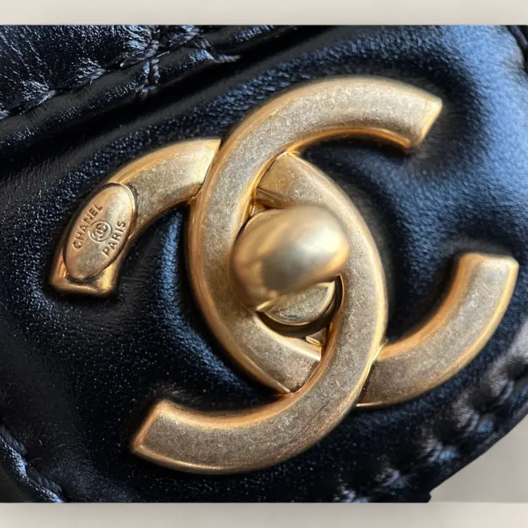 頂級精仿Chanel 24A Bowling Bag保齡球包——法國Montebello胎牛皮與復古砂金完美結合的時尚之選 頂級精仿Chanel