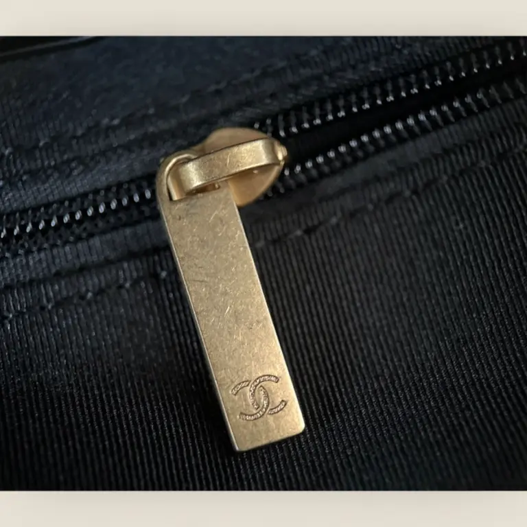 頂級精仿Chanel 24A Bowling Bag保齡球包——法國Montebello胎牛皮與復古砂金完美結合的時尚之選 頂級精仿Chanel