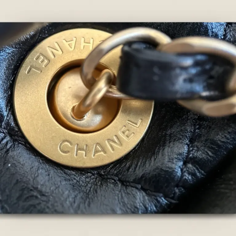 頂級精仿Chanel 24A Bowling Bag保齡球包——法國Montebello胎牛皮與復古砂金完美結合的時尚之選 頂級精仿Chanel