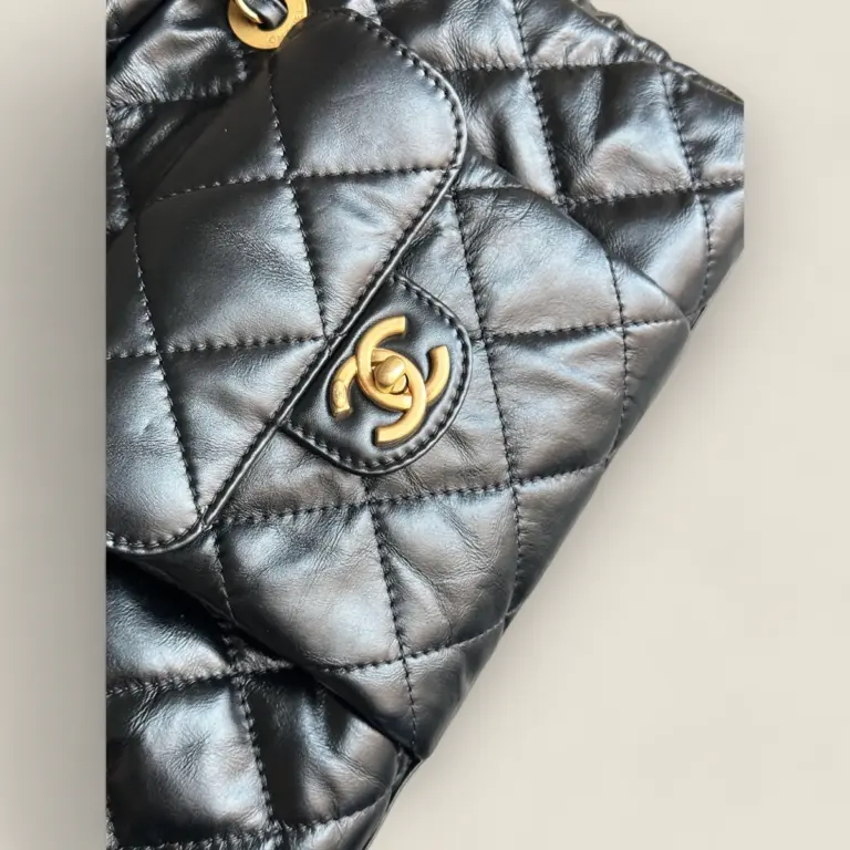 頂級精仿Chanel 24A Bowling Bag保齡球包——法國Montebello胎牛皮與復古砂金完美結合的時尚之選 頂級精仿Chanel