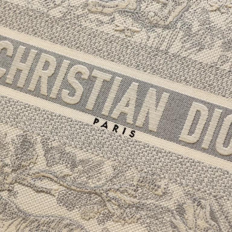頂級高仿迪奧 Book Tote系列茹伊刺繡灰色L購買指南 貨號: M1265ZTDT-M20l