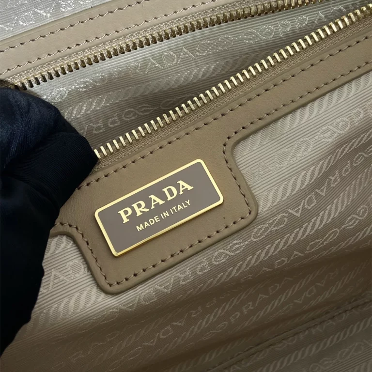 臺灣頂級高仿普拉達Prada ReEdition系列手提袋 | 大號淺木色複刻版 | 1BB114-R064-F0040-V-OOO 20 臺灣頂級高仿普拉達Prada ReEdition系列手提袋 | 大號淺木色複刻版 | 1BB114-R064-F0040-V-OOO
