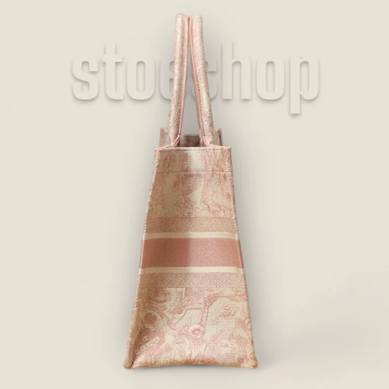 頂級高仿迪奧 Book Tote系列粉色茹伊M手袋:奢華與實用的完美結合 貨號: M1296ZJDT-M956 15 頂級高仿迪奧 Book Tote系列粉色茹伊M手袋:奢華與實用的完美結合 貨號: M1296ZJDT-M956