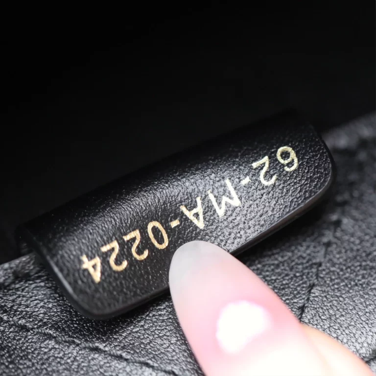香港高仿迪奧 Book Tote 牛皮革黑色單肩包 - S5573OWHP-M900