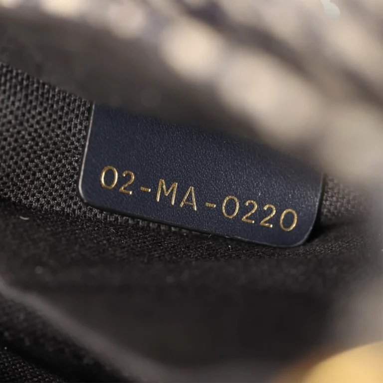 原單高仿迪奧 30 Montaigne系列迷你單肩包 - ,品質保證 貨號: M9204UTZQ-M928 28 原單高仿迪奧 30 Montaigne系列迷你單肩包 - ,品質保證 貨號: M9204UTZQ-M928