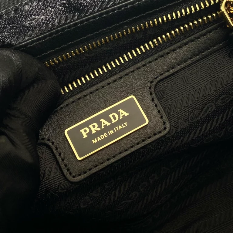 複刻原單高仿普拉達Prada ReEdition系列手提袋：1BB121小號黑色介紹