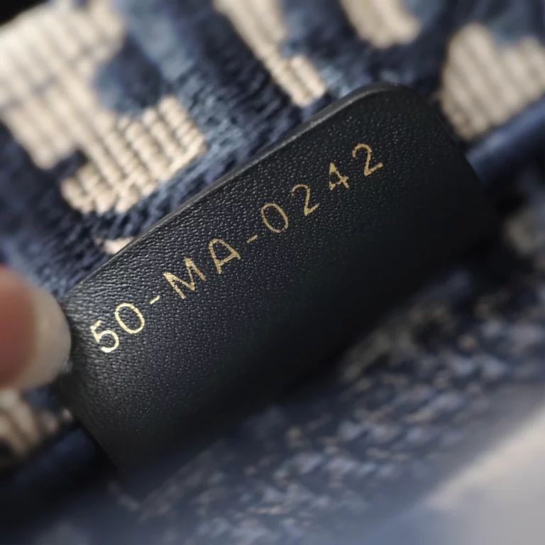 頂級2024年高仿迪奧 Book Tote系列迷你手拎袋 - 精緻老花設計 S5573CRIW-M928 26 頂級2024年高仿迪奧 Book Tote系列迷你手拎袋 - 精緻老花設計 S5573CRIW-M928