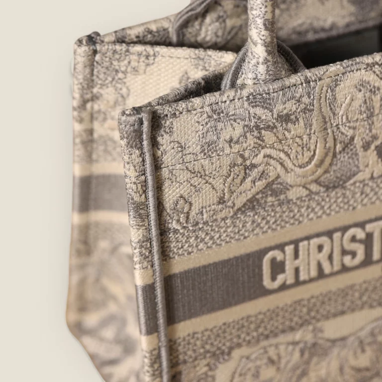 頂級高仿迪奧 BookTote系列茹伊刺繡灰色S - 精品包包選擇 貨號: M1265ZTDT-M932 28 頂級高仿迪奧 BookTote系列茹伊刺繡灰色S - 精品包包選擇 貨號: M1265ZTDT-M932