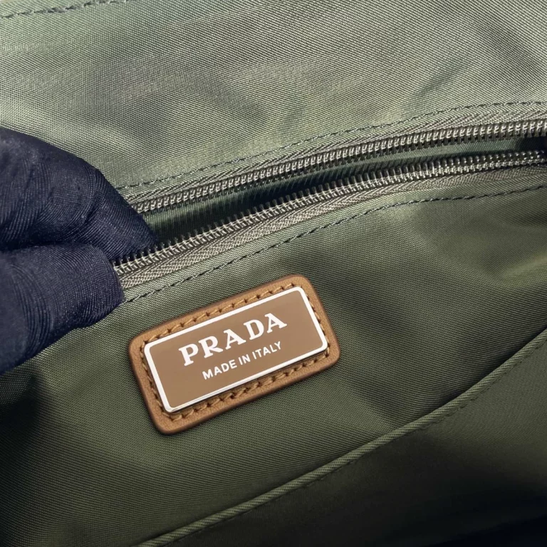 一比一高仿普拉達Prada ReEdition系列大號單肩包複刻版 - 優質時尚包包選擇 2VD052-2CX2-F03UQ-V-OYH 22 一比一高仿普拉達Prada ReEdition系列大號單肩包複刻版 - 優質時尚包包選擇 2VD052-2CX2-F03UQ-V-OYH