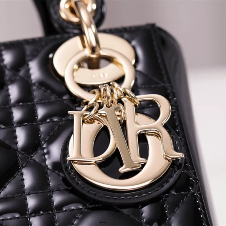 頂級高仿迪奧 Lady戴妃包 - 漆面小牛皮、淡金扣、迷你 貨號: M0505OWCB-M900 27 頂級高仿迪奧 Lady戴妃包 - 漆面小牛皮、淡金扣、迷你 貨號: M0505OWCB-M900