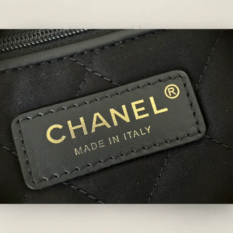頂級精仿Chanel 24B 22bag垃圾袋黑金小號——Montebello小牛皮與復古砂金五金的時尚實用之選 頂級精仿Chanel 24B