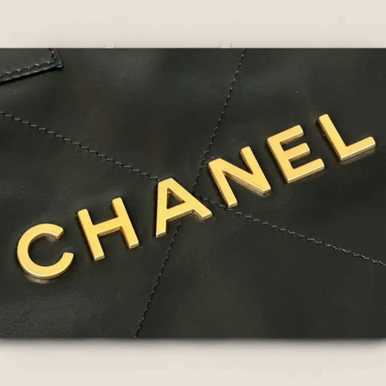 頂級精仿Chanel 24B 22bag垃圾袋黑金小號——Montebello小牛皮與復古砂金五金的時尚實用之選 頂級精仿Chanel 24B