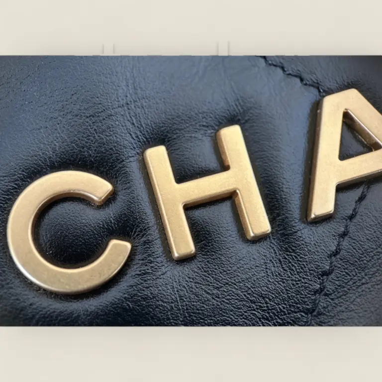 頂級精仿Chanel 24B 22bag垃圾袋黑金小號——Montebello小牛皮與復古砂金五金的時尚實用之選 頂級精仿Chanel 24B